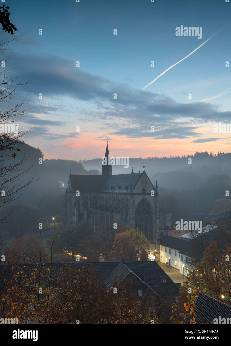 ODENTHAL, ALLEMAGNE - 10 NOVEMBRE 2020 : image panoramique de la cathédrale d'Altenberg à la lumière du matin, le 10 novembre 2020 en allemand Banque D'Images