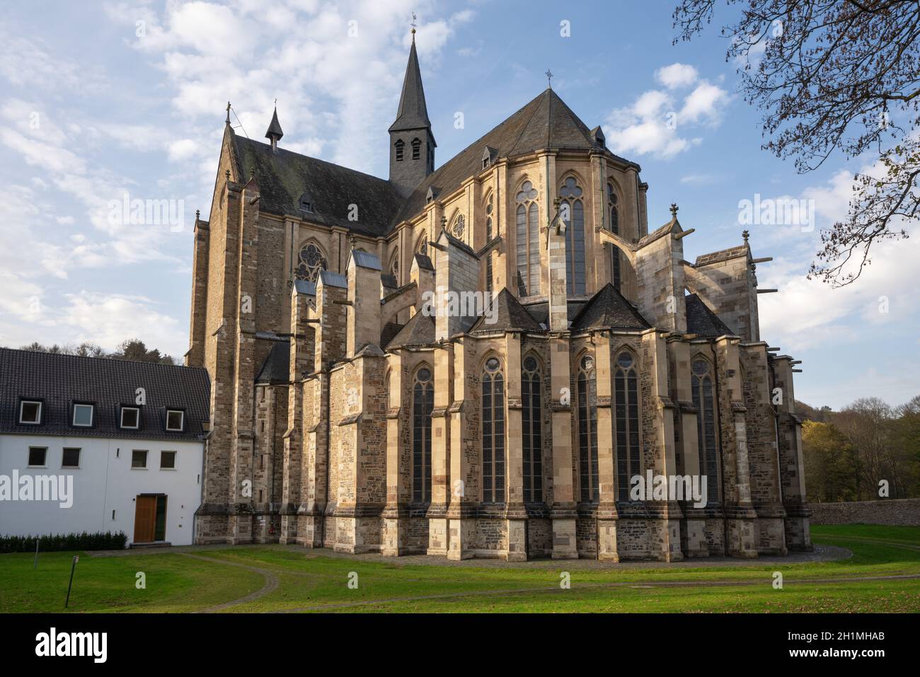 ODENTHAL, ALLEMAGNE - 8 NOVEMBRE 2020 : image panoramique de la cathédrale d'Altenberg à la lumière automnale du 8 novembre 2020 en Allemagne Banque D'Images