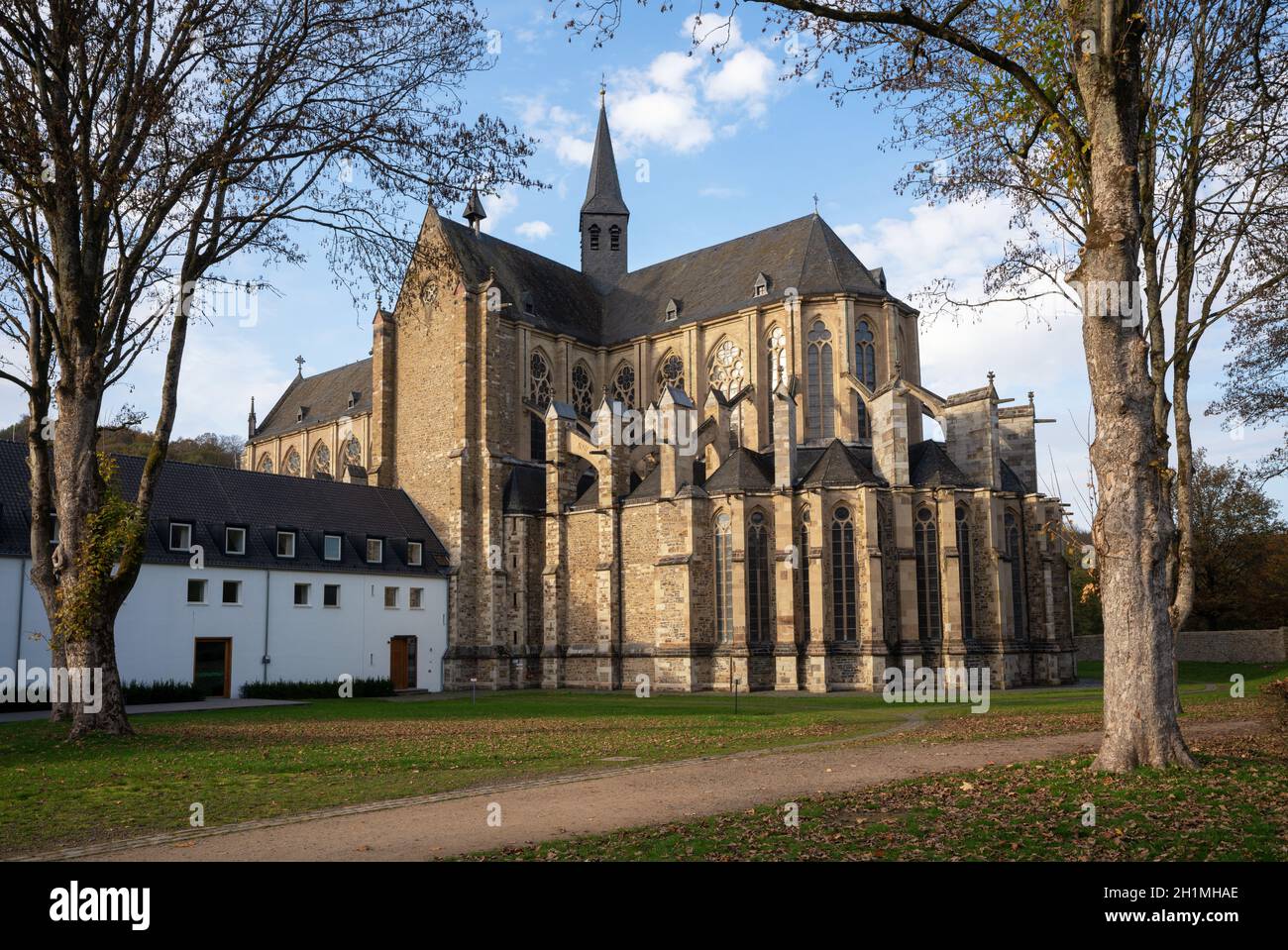 ODENTHAL, ALLEMAGNE - 8 NOVEMBRE 2020 : image panoramique de la cathédrale d'Altenberg à la lumière automnale du 8 novembre 2020 en Allemagne Banque D'Images