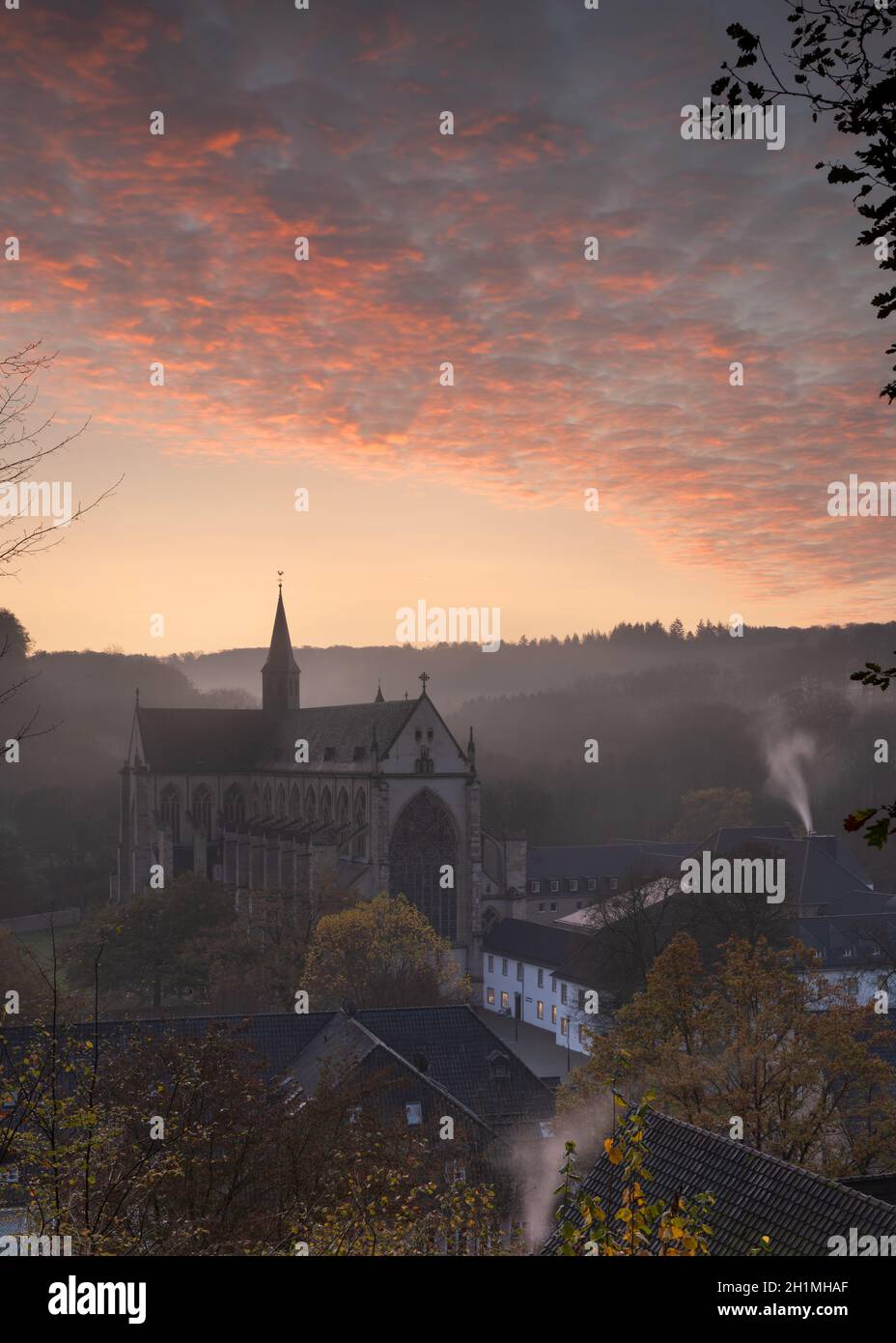 ODENTHAL, ALLEMAGNE - 10 NOVEMBRE 2020 : image panoramique de la cathédrale d'Altenberg à la lumière du matin, le 10 novembre 2020 en allemand Banque D'Images