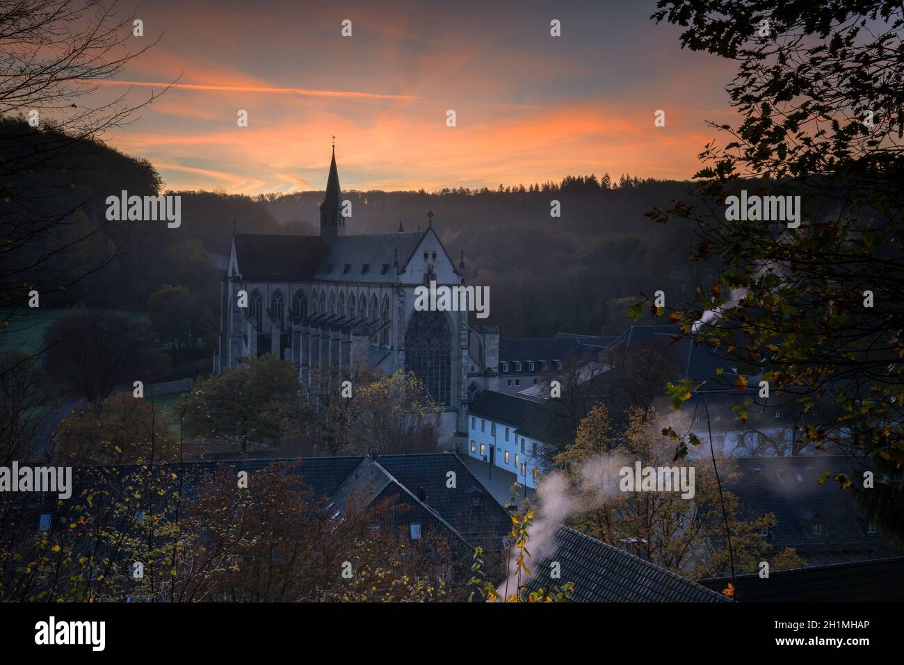 ODENTHAL, ALLEMAGNE - 10 NOVEMBRE 2020 : image panoramique de la cathédrale d'Altenberg à la lumière du matin, le 10 novembre 2020 en allemand Banque D'Images