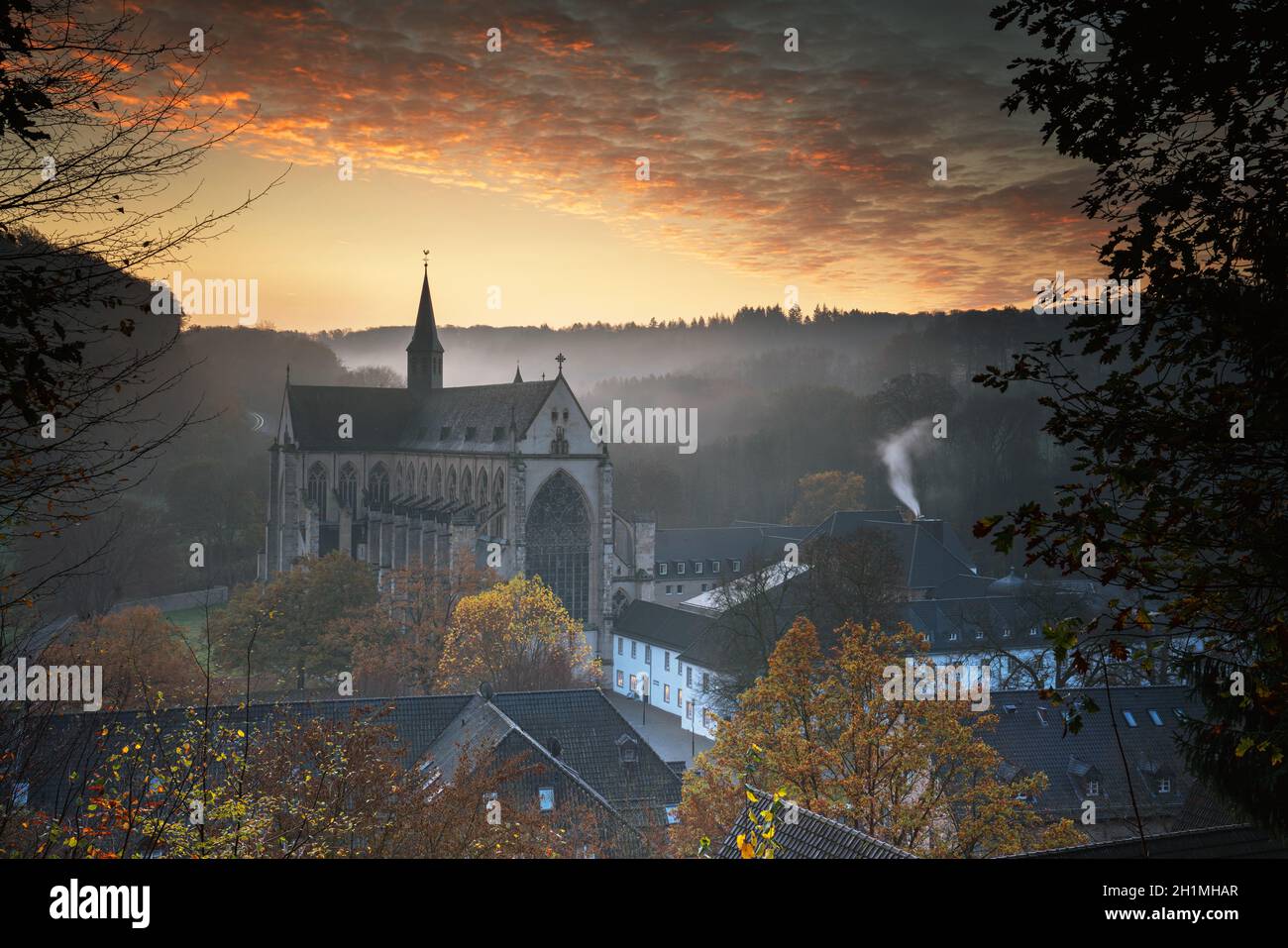 ODENTHAL, ALLEMAGNE - 10 NOVEMBRE 2020 : image panoramique de la cathédrale d'Altenberg à la lumière du matin, le 10 novembre 2020 en allemand Banque D'Images