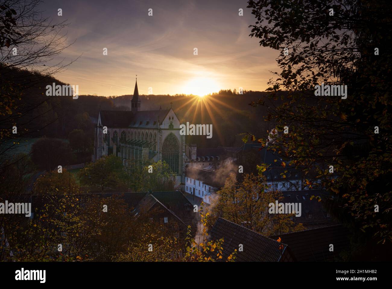 ODENTHAL, ALLEMAGNE - 10 NOVEMBRE 2020 : image panoramique de la cathédrale d'Altenberg à la lumière du matin, le 10 novembre 2020 en allemand Banque D'Images