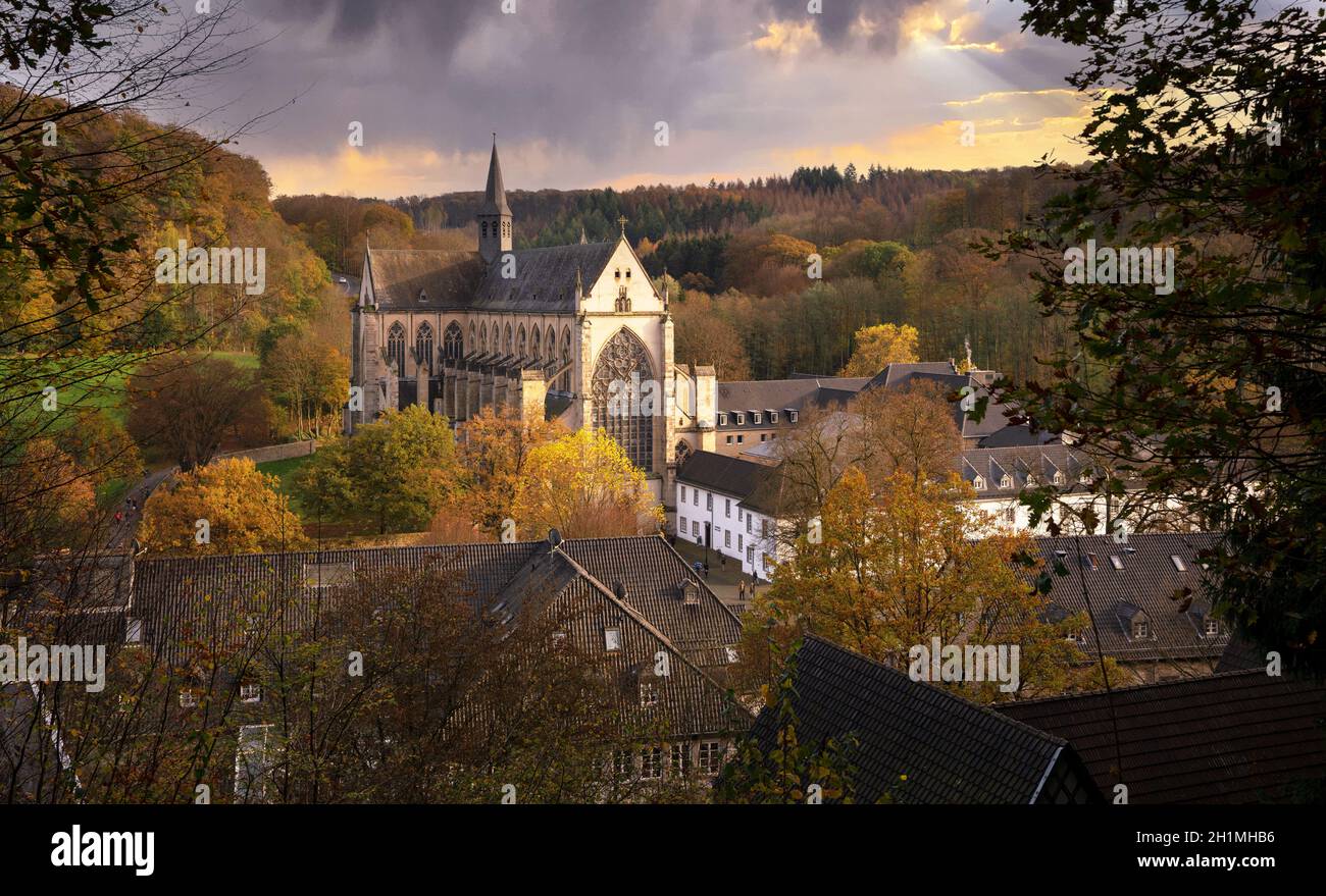 ODENTHAL, ALLEMAGNE - 8 NOVEMBRE 2020 : image panoramique de la cathédrale d'Altenberg à la lumière automnale du 8 novembre 2020 en Allemagne Banque D'Images