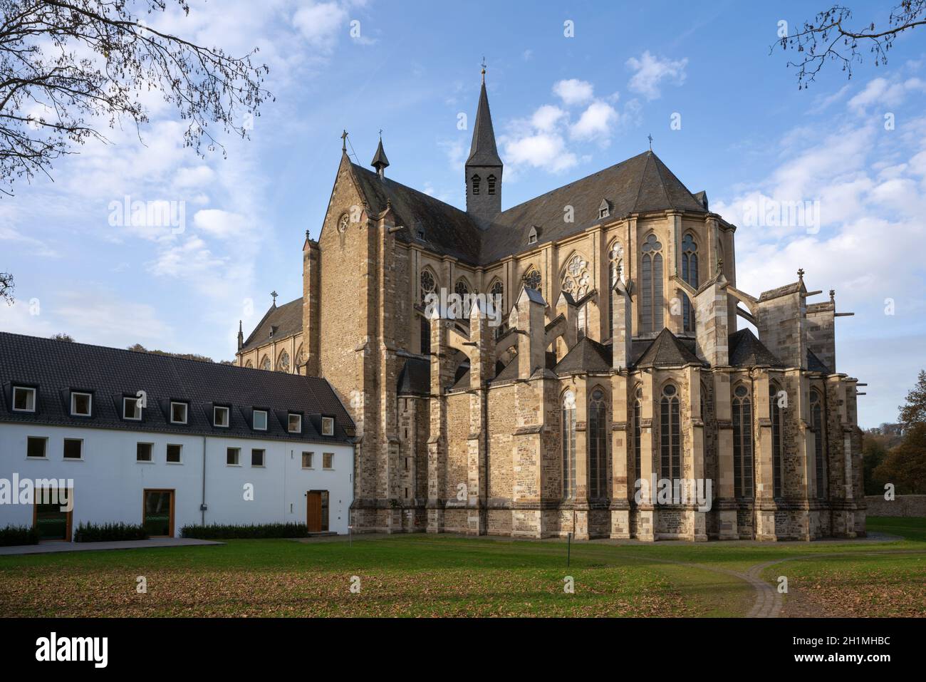 ODENTHAL, ALLEMAGNE - 8 NOVEMBRE 2020 : image panoramique de la cathédrale d'Altenberg à la lumière automnale du 8 novembre 2020 en Allemagne Banque D'Images
