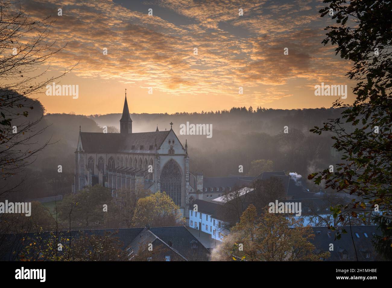 ODENTHAL, ALLEMAGNE - 10 NOVEMBRE 2020 : image panoramique de la cathédrale d'Altenberg à la lumière du matin, le 10 novembre 2020 en allemand Banque D'Images