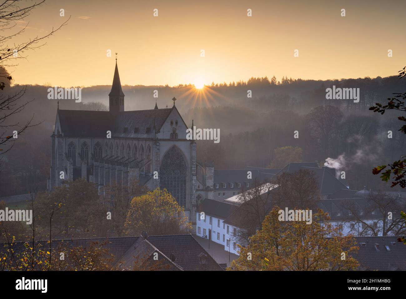 ODENTHAL, ALLEMAGNE - 10 NOVEMBRE 2020 : image panoramique de la cathédrale d'Altenberg à la lumière du matin, le 10 novembre 2020 en allemand Banque D'Images