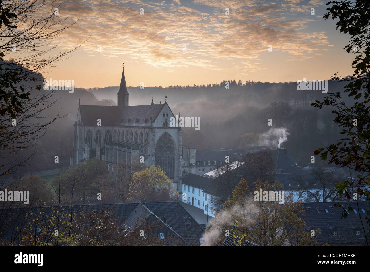ODENTHAL, ALLEMAGNE - 10 NOVEMBRE 2020 : image panoramique de la cathédrale d'Altenberg à la lumière du matin, le 10 novembre 2020 en allemand Banque D'Images
