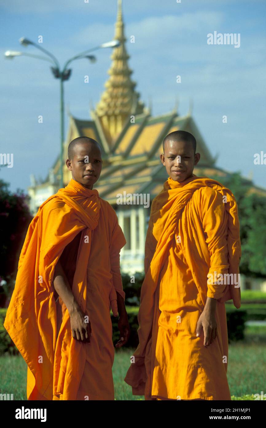 Moines en frnt du Palais Royal dans la ville de Phnom Penh au Cambodge. Cambodge, Phnom Penh, février 2001 Banque D'Images