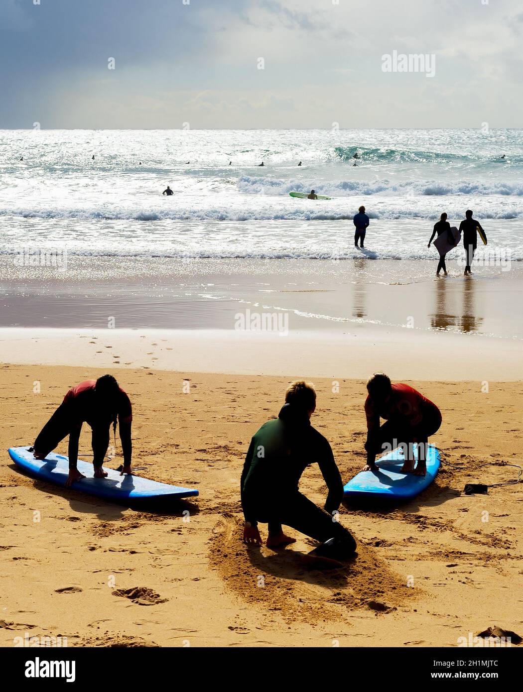 L'apprentissage à l'école de surf cours de surf de prendre à la plage. Portugal Banque D'Images