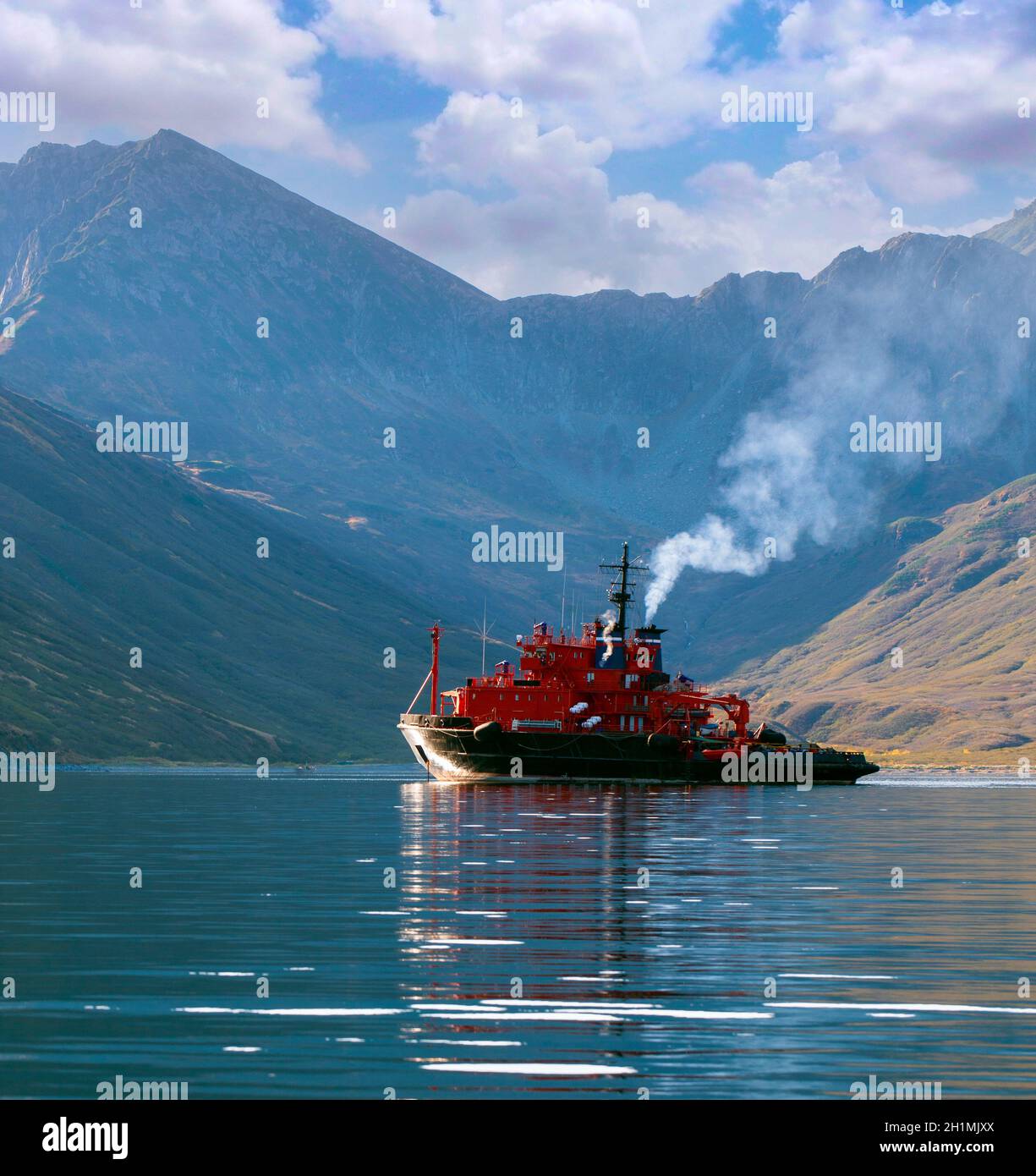 Le navire de sauvetage dans la baie de la péninsule de Kamchatka Banque D'Images