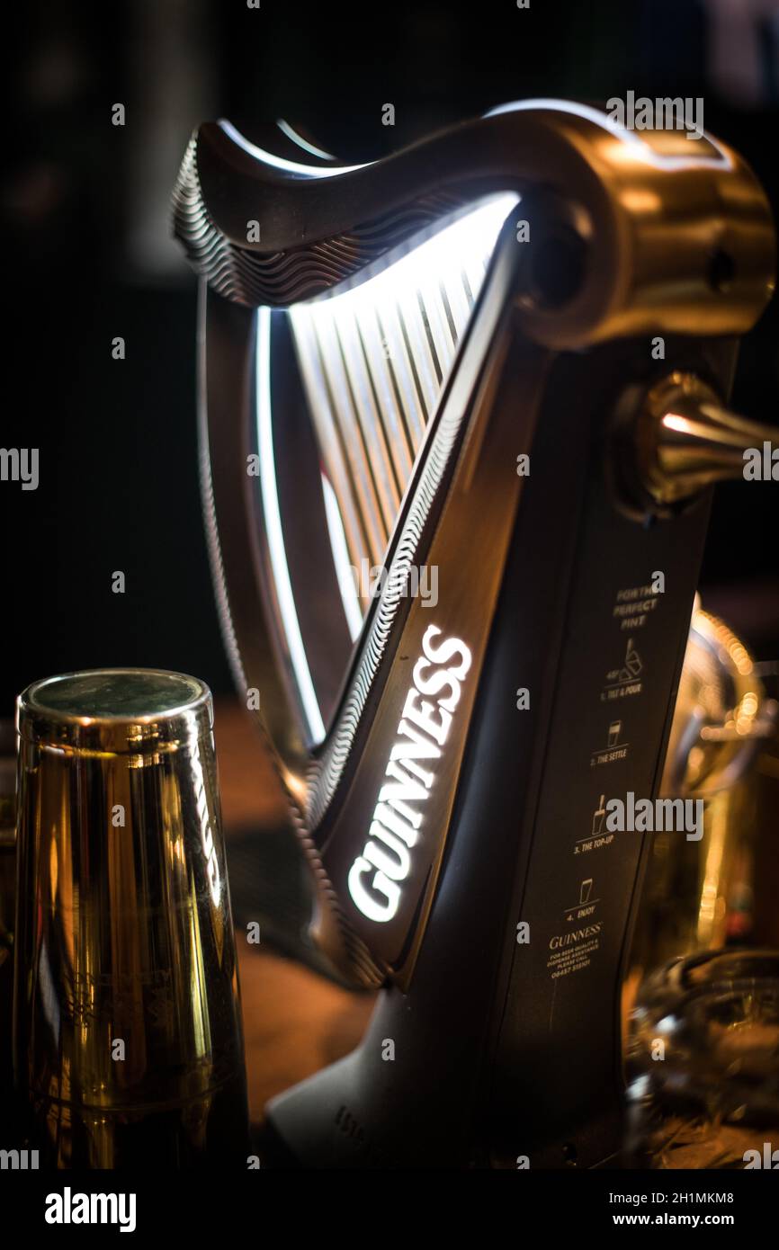 Bucarest, Roumanie - 2 décembre 2020 : image éditoriale d'un robinet de bière Guinness exposé dans un pub à Bucarest, Roumanie. Banque D'Images Bucarest, Roumanie - 2 décembre 2020 : image éditoriale d'un robinet de bière Guinness exposé dans un pub à Bucarest, Roumanie. Banque D'Images
