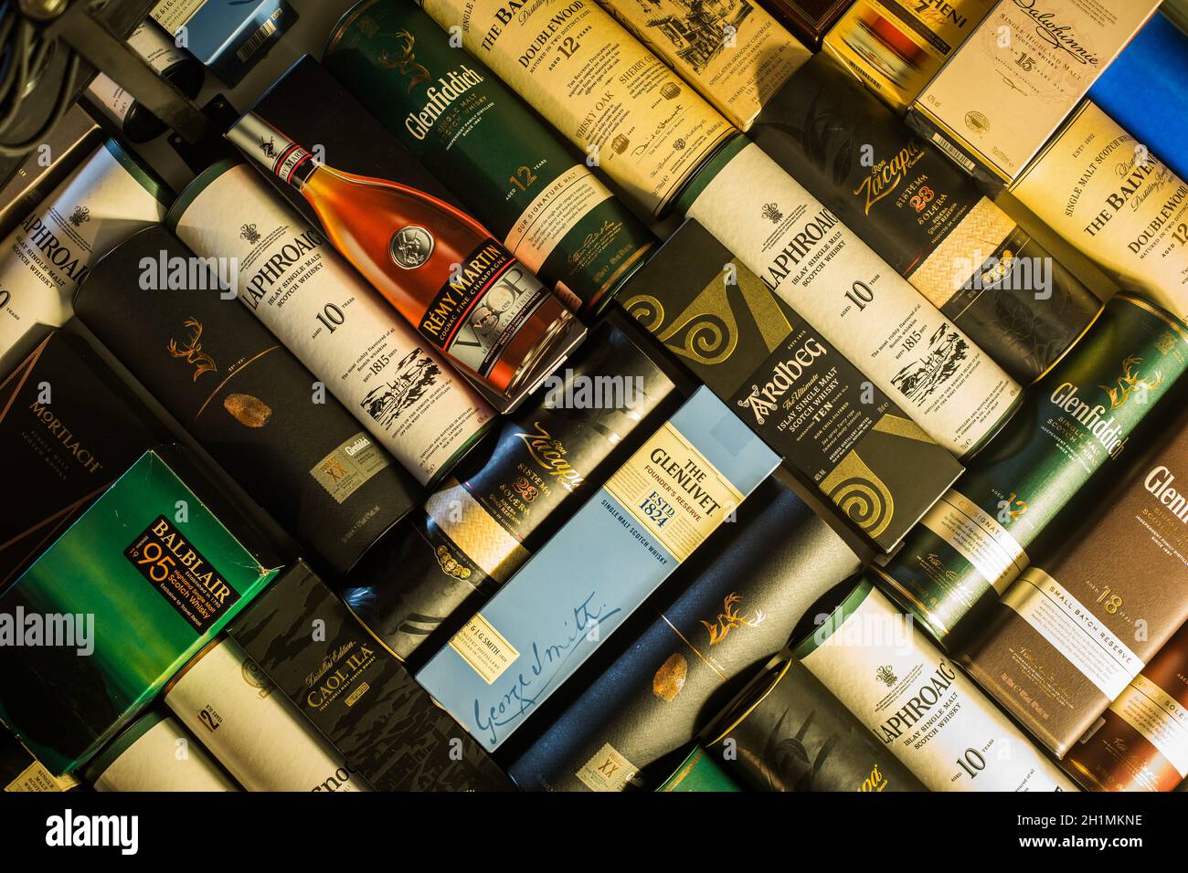 Bucarest, Roumanie - 2 décembre 2020 : illustration éditoriale de nombreux emballages de bouteilles de whisky disposés sur un mur à Bucarest, Roumanie. Banque D'Images Bucarest, Roumanie - 2 décembre 2020 : illustration éditoriale de nombreux emballages de bouteilles de whisky disposés sur un mur à Bucarest, Roumanie. Banque D'Images