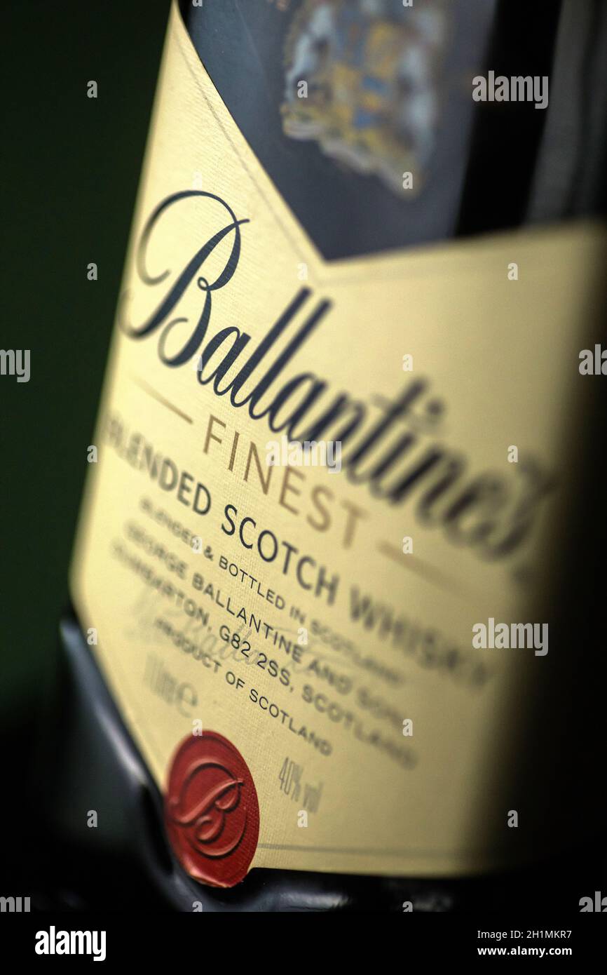 Bucarest, Roumanie - 9 novembre 2020 : image éditoriale d'une bouteille de whisky de scotch mélangé Ballantine exposée dans un pub de Bucarest, RO Banque D'Images Bucarest, Roumanie - 9 novembre 2020 : image éditoriale d'une bouteille de whisky de scotch mélangé Ballantine exposée dans un pub de Bucarest, RO Banque D'Images