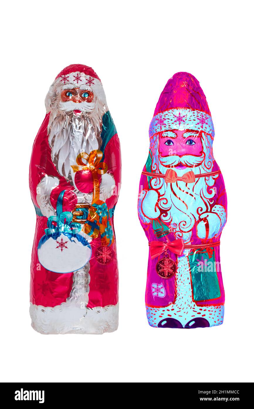 Santa chocolat isolés. Close-up of two cheerful chocolat Père Noël ou le bon Saint Nicolas du prince isolé sur un fond blanc. Ma Banque D'Images
