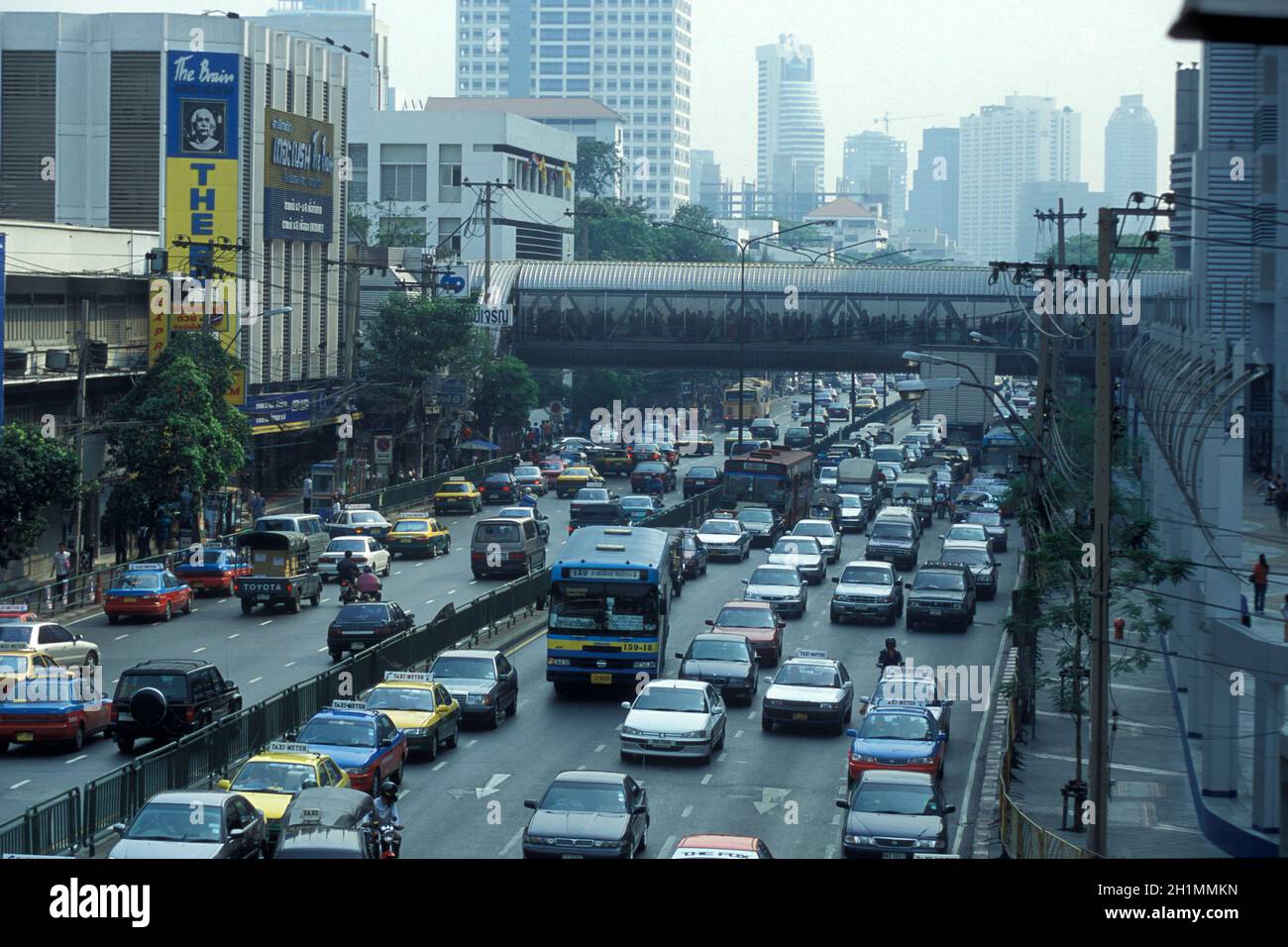 La route trafic dans le centre-ville à Pratunam Aerea dans la ville de Bangkok en Thaïlande à Southeastasia. Thaïlande, Bangkok, avril 2001 Banque D'Images