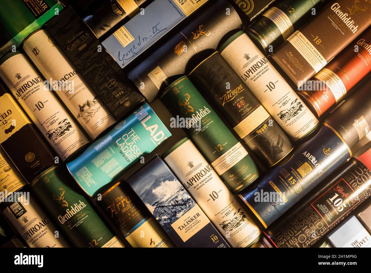 Bucarest, Roumanie - 2 décembre 2020 : illustration éditoriale de nombreux emballages de bouteilles de whisky disposés sur un mur à Bucarest, Roumanie. Banque D'Images Bucarest, Roumanie - 2 décembre 2020 : illustration éditoriale de nombreux emballages de bouteilles de whisky disposés sur un mur à Bucarest, Roumanie. Banque D'Images