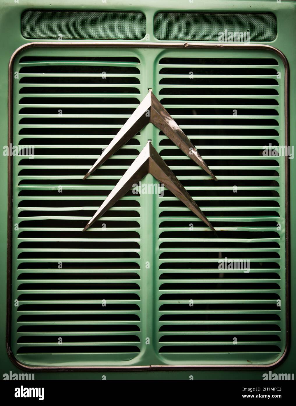 Bucarest, Roumanie - 3 décembre 2020 : illustration éditoriale du logo Citroën sur une voiture d'époque. Banque D'Images Bucarest, Roumanie - 3 décembre 2020 : illustration éditoriale du logo Citroën sur une voiture d'époque. Banque D'Images