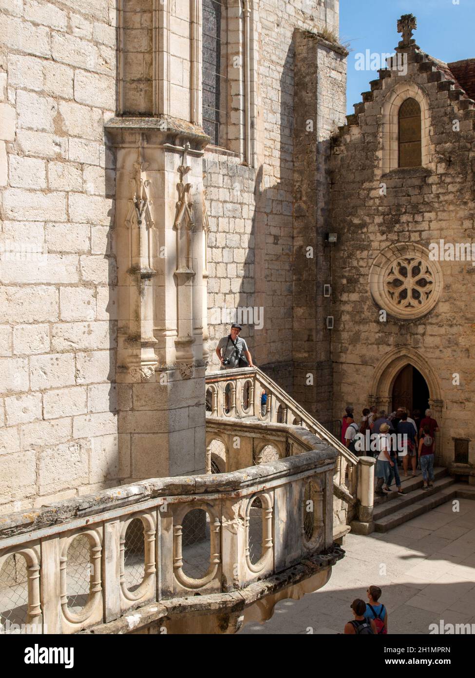 Rocamadour, France - 3 septembre 2018 : murs de pierre de Basilique historique de St-Sauveur se fondent dans la falaise à Rocamadour, France Banque D'Images