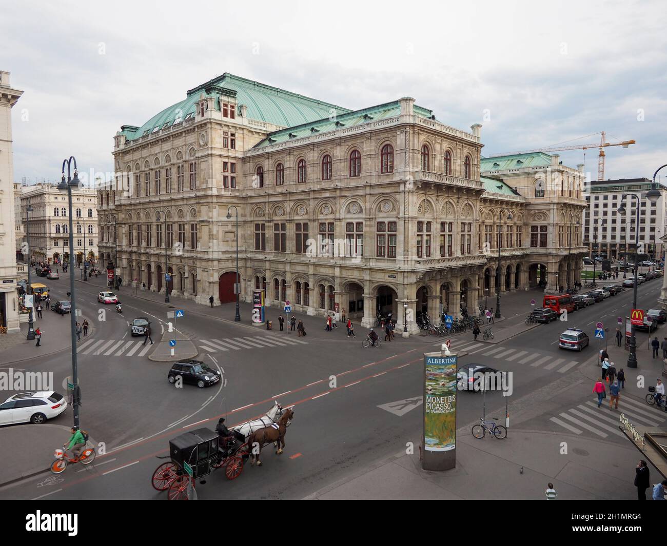 Staatsoper Opéra d'Etat de Vienne avec Fiaker et Litfaßsäule dans le Forground vu du Musée Allbertina de l'autre côté d'Albertina Crossing Banque D'Images