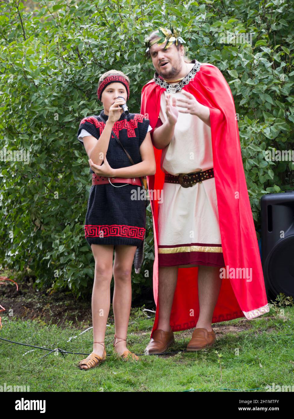 TANAIS, RÉGION DE ROSTOV, RUSSIE-SEPTEMBRE 21 -Un homme et un garçon dans  les vêtements grecs anciens chantant une chanson le 21 septembre 2013 au  Tanais Photo Stock - Alamy