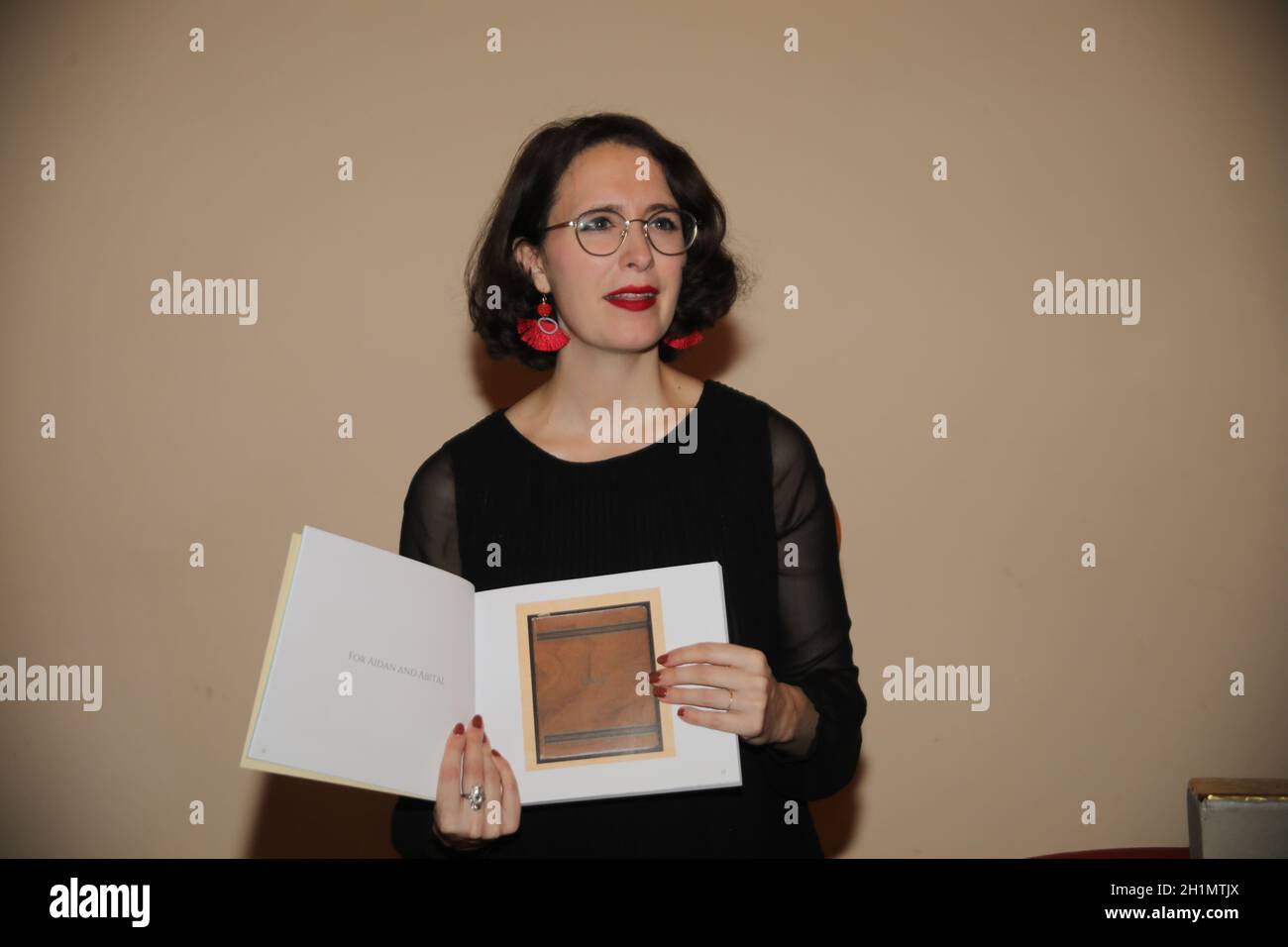 Lauren Leiderman BEI der Buchbesprechung 'das Poesiealbum von Eva Goldberg' - mit Einträgen von Anne Frank und Prästation des Am 5.11.2021 zu verleg Banque D'Images