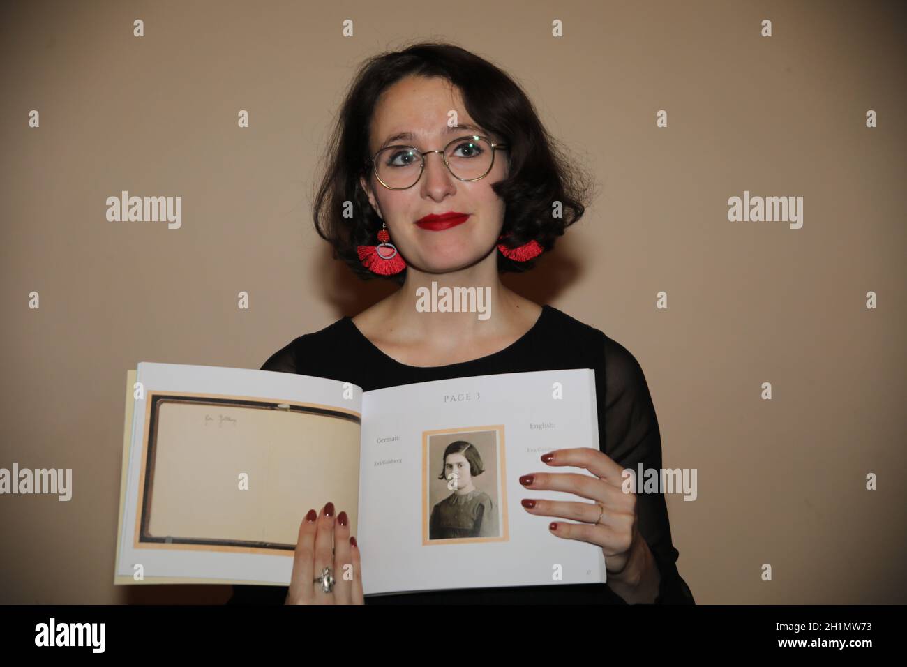 Lauren Leiderman BEI der Buchbesprechung 'das Poesiealbum von Eva Goldberg' - mit Einträgen von Anne Frank und Prästation des Am 5.11.2021 zu verleg Banque D'Images