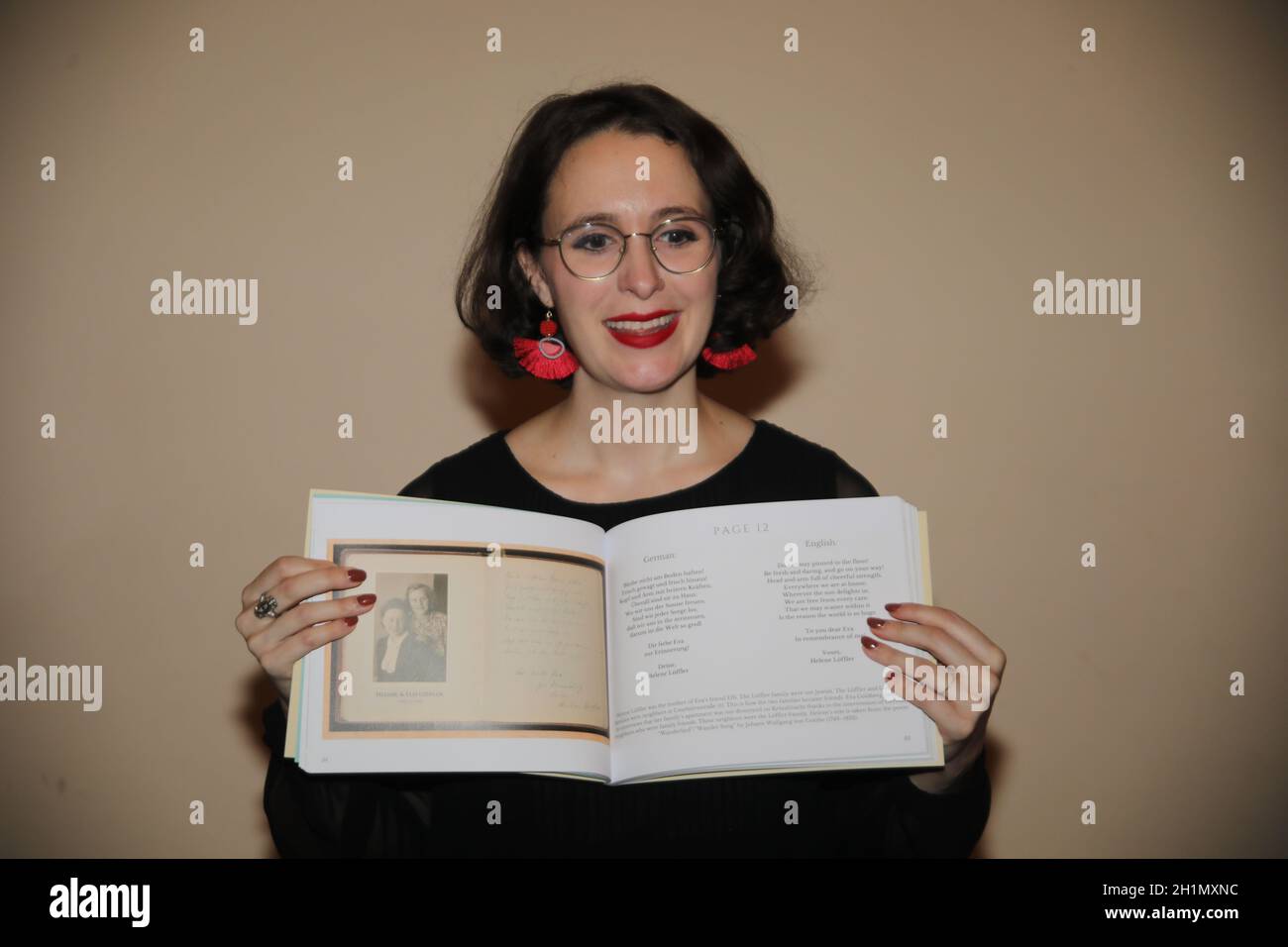 Lauren Leiderman BEI der Buchbesprechung 'das Poesiealbum von Eva Goldberg' - mit Einträgen von Anne Frank und Prästation des Am 5.11.2021 zu verleg Banque D'Images