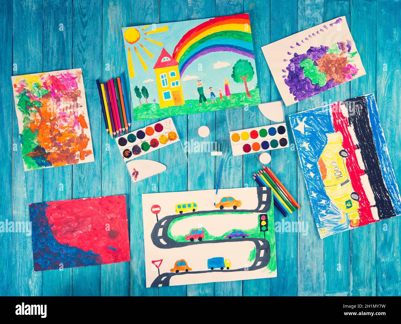 dessins d'enfant avec accessoires de dessin sur fond en bois  bleu.Peintures, crayons et papier pour la peinture des enfants Photo Stock  - Alamy