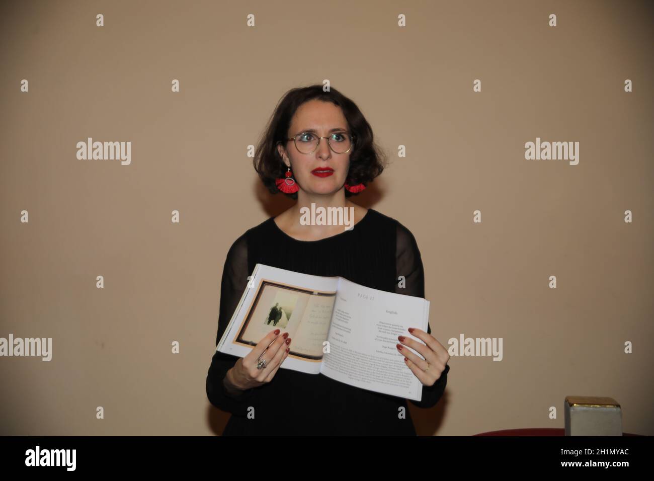 Lauren Leiderman BEI der Buchbesprechung 'das Poesiealbum von Eva Goldberg' - mit Einträgen von Anne Frank und Prästation des Am 5.11.2021 zu verleg Banque D'Images