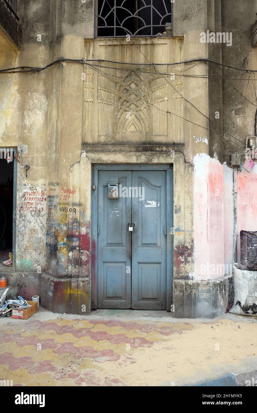 La porte d'une ancienne maison à Kolkata, Inde Banque D'Images