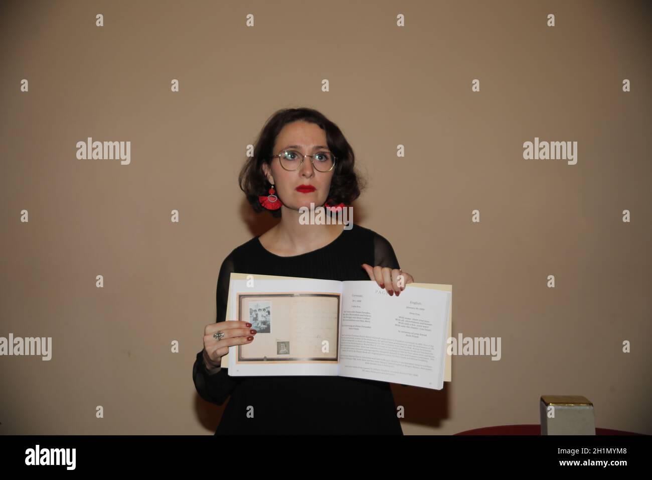 Lauren Leiderman BEI der Buchbesprechung 'das Poesiealbum von Eva Goldberg' - mit Einträgen von Anne Frank und Prästation des Am 5.11.2021 zu verleg Banque D'Images