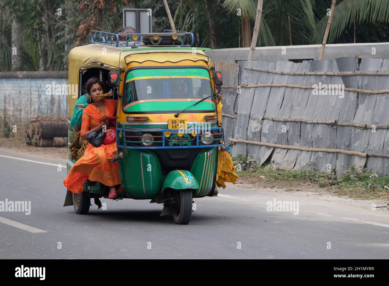 Tricycle indien tuk tuk Rickshaw transportant le passager, Kumrokhali, Bengale-Ouest Banque D'Images