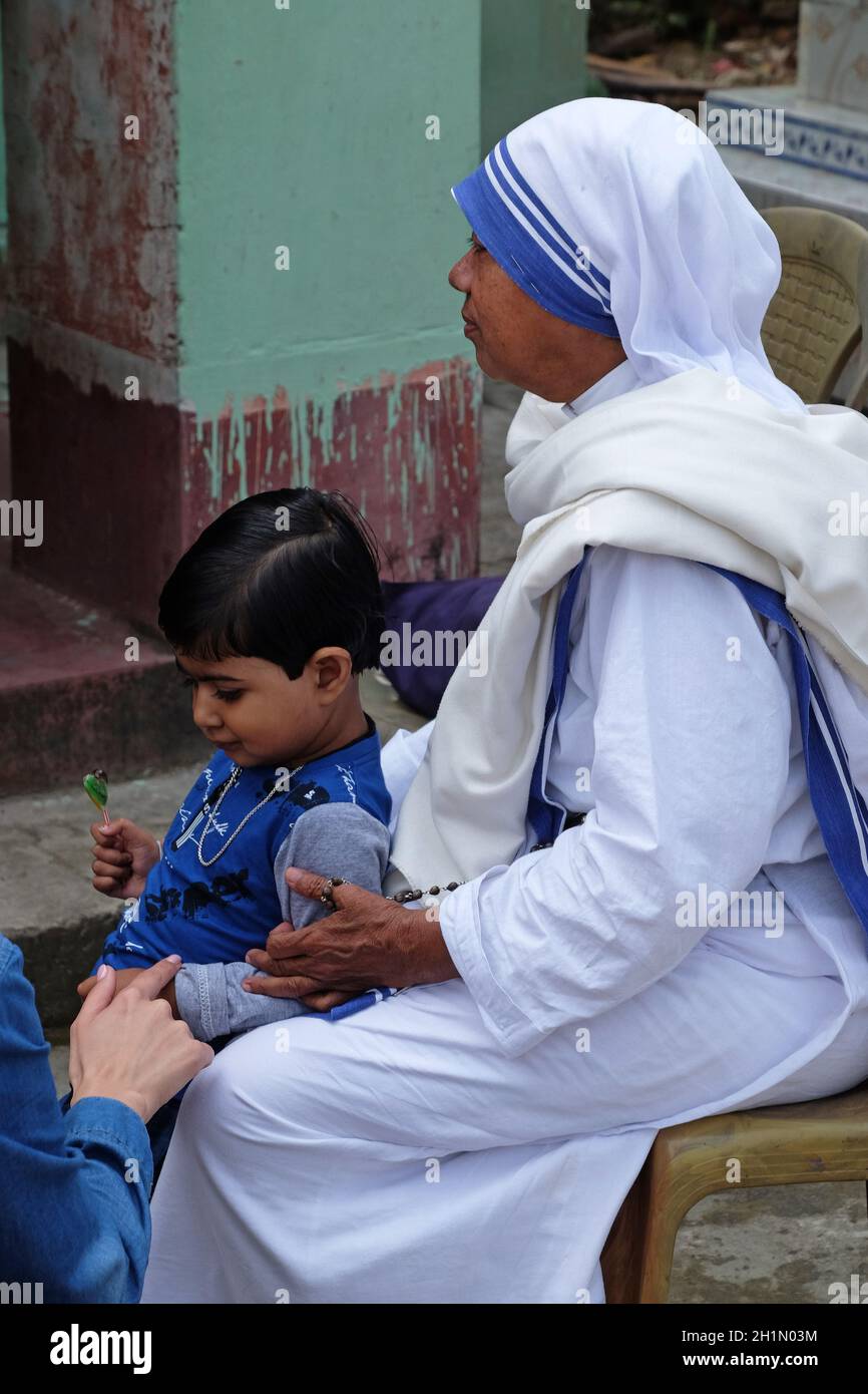 Missionnaires de la Charité - mère Teresa nun avec enfant à Chunakhali, Bengale-Ouest, Inde Banque D'Images
