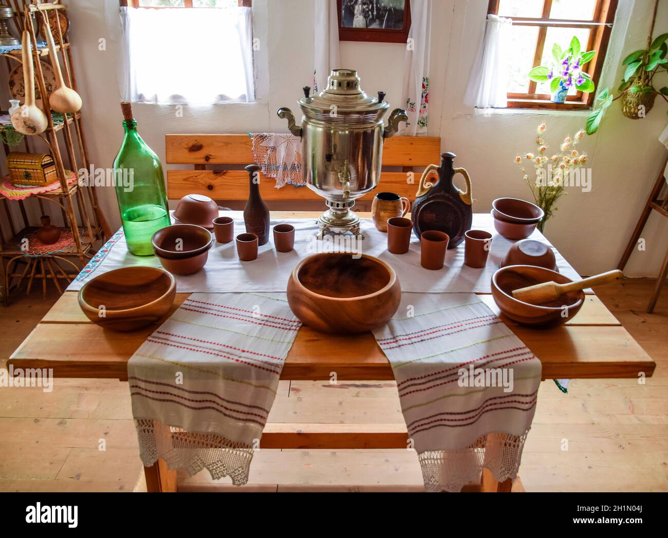 Un prix pour l'alimentation dans un logement cosaque. La poterie, le samovar et brew Banque D'Images