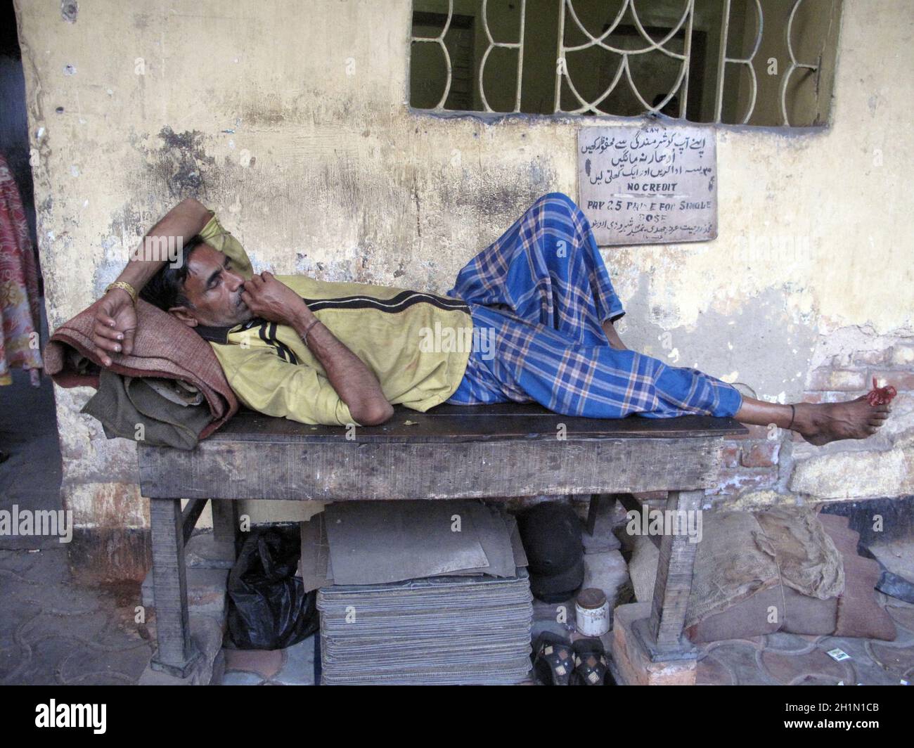 Rues de Kolkata, homme dormant dans les rues. Banque D'Images