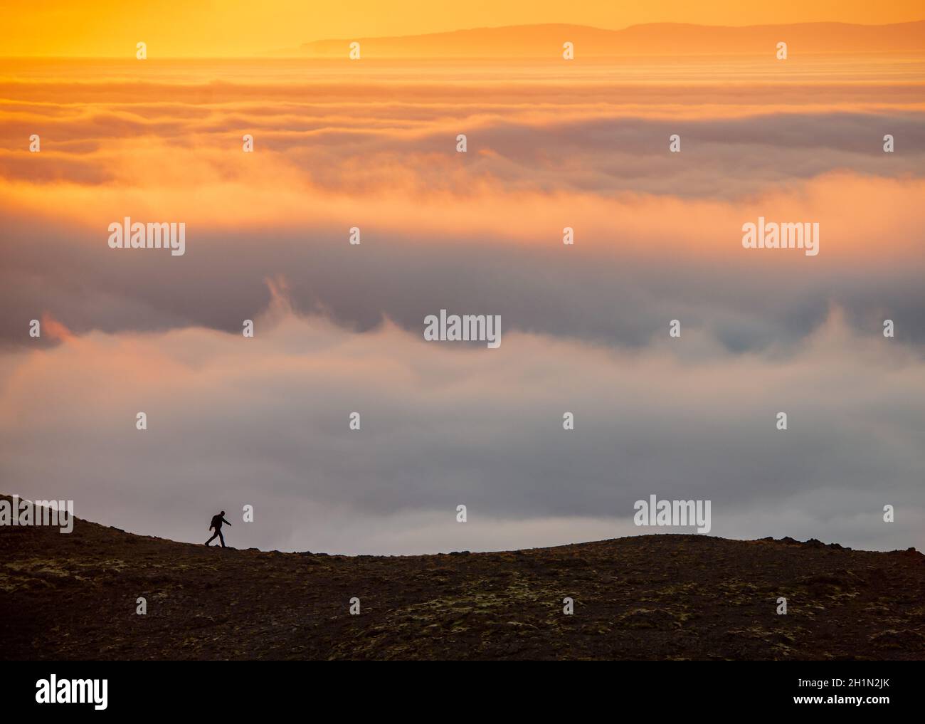 Paysage brumeux de rêve au-dessus de la mer de nuages, les montagnes au coucher du soleil en Islande Banque D'Images