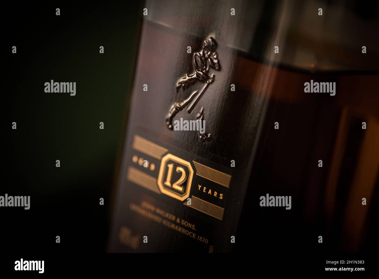 Bucarest, Roumanie - 9 novembre 2020 : image éditoriale d'une bouteille de whisky de scotch mélangé Johnnie Walker Black Label exposée dans un pub Banque D'Images Bucarest, Roumanie - 9 novembre 2020 : image éditoriale d'une bouteille de whisky de scotch mélangé Johnnie Walker Black Label exposée dans un pub Banque D'Images