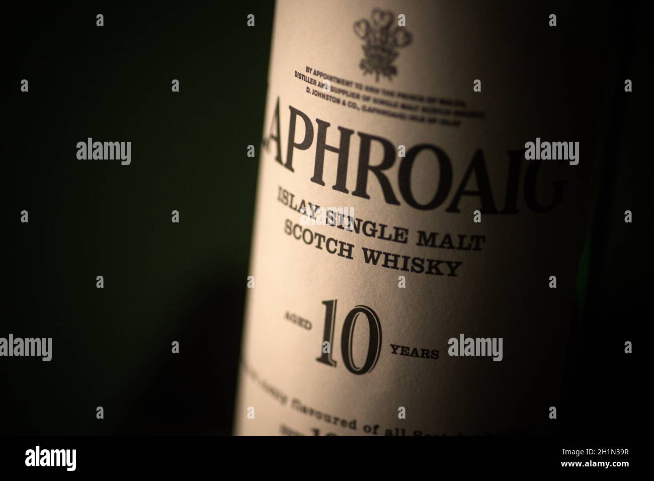 Bucarest, Roumanie - 9 novembre 2020 : image éditoriale d'une bouteille de whisky single malt Laphroaig exposée dans un pub à Bucarest, Roumanie. Banque D'Images Bucarest, Roumanie - 9 novembre 2020 : image éditoriale d'une bouteille de whisky single malt Laphroaig exposée dans un pub à Bucarest, Roumanie. Banque D'Images