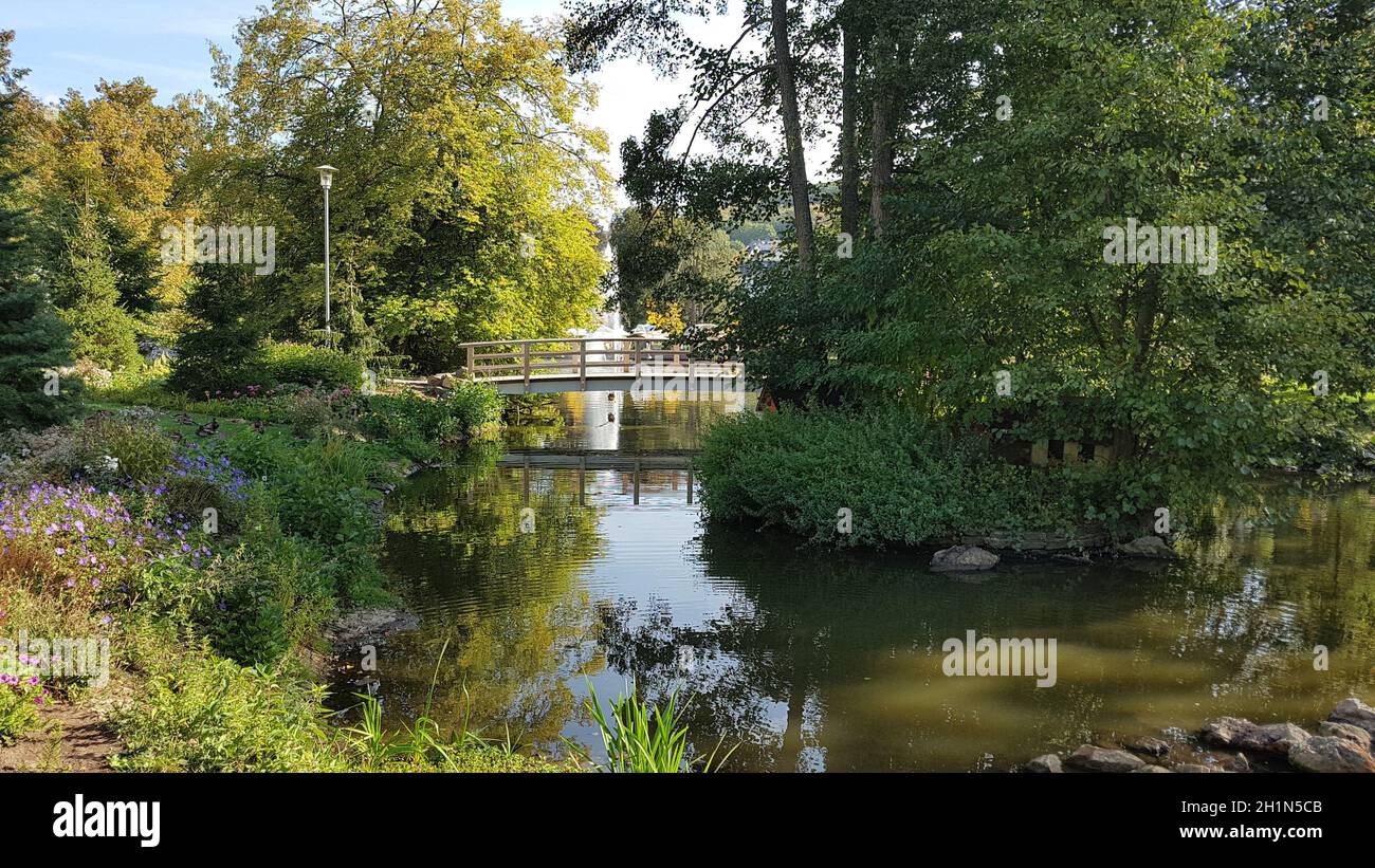 Kurpark mit Springbrunnen in der Kurstadt Bad Schwalbach in Hessen. Parc thermal avec fontaine dans la ville thermale de Bad Schwalbach à Hesse. Banque D'Images