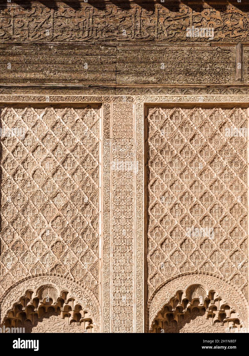 Medersa Ben Youssef Ali symboles islamique extérieur, la calligraphie et la géométrie sacrée sculptés sur le mur à Marrakech, Maroc Banque D'Images