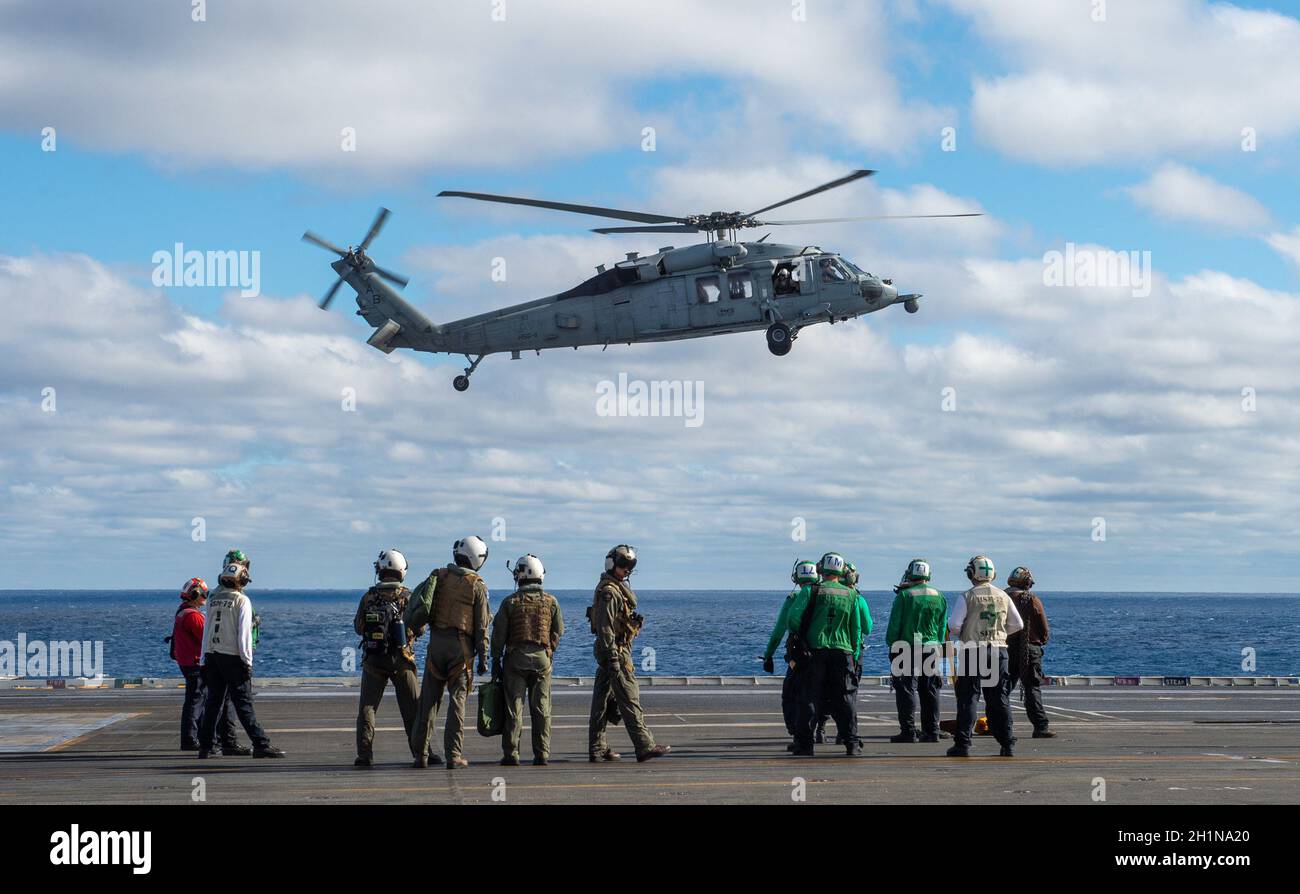 211012-N-PA358-1034 OCÉAN ATLANTIQUE (OCT12, 2021) un hélicoptère MH-60S Sea Hawk, affecté aux « Dragon Scouches » de l'Escadron de combat de la mer (HSC) 11, atterrit sur le pont de vol du porte-avions de la classe Nimitz USS Harry S. Truman (CVN 75).Truman opère dans l'océan Atlantique à l'appui des opérations navales afin de maintenir la stabilité et la sécurité maritimes afin d'assurer l'accès, de décourager l'agression et de défendre les intérêts américains, alliés et partenaires.(É.-U.Navy photo by Mass communication Specialist Seaman T'ara Tripp) Banque D'Images