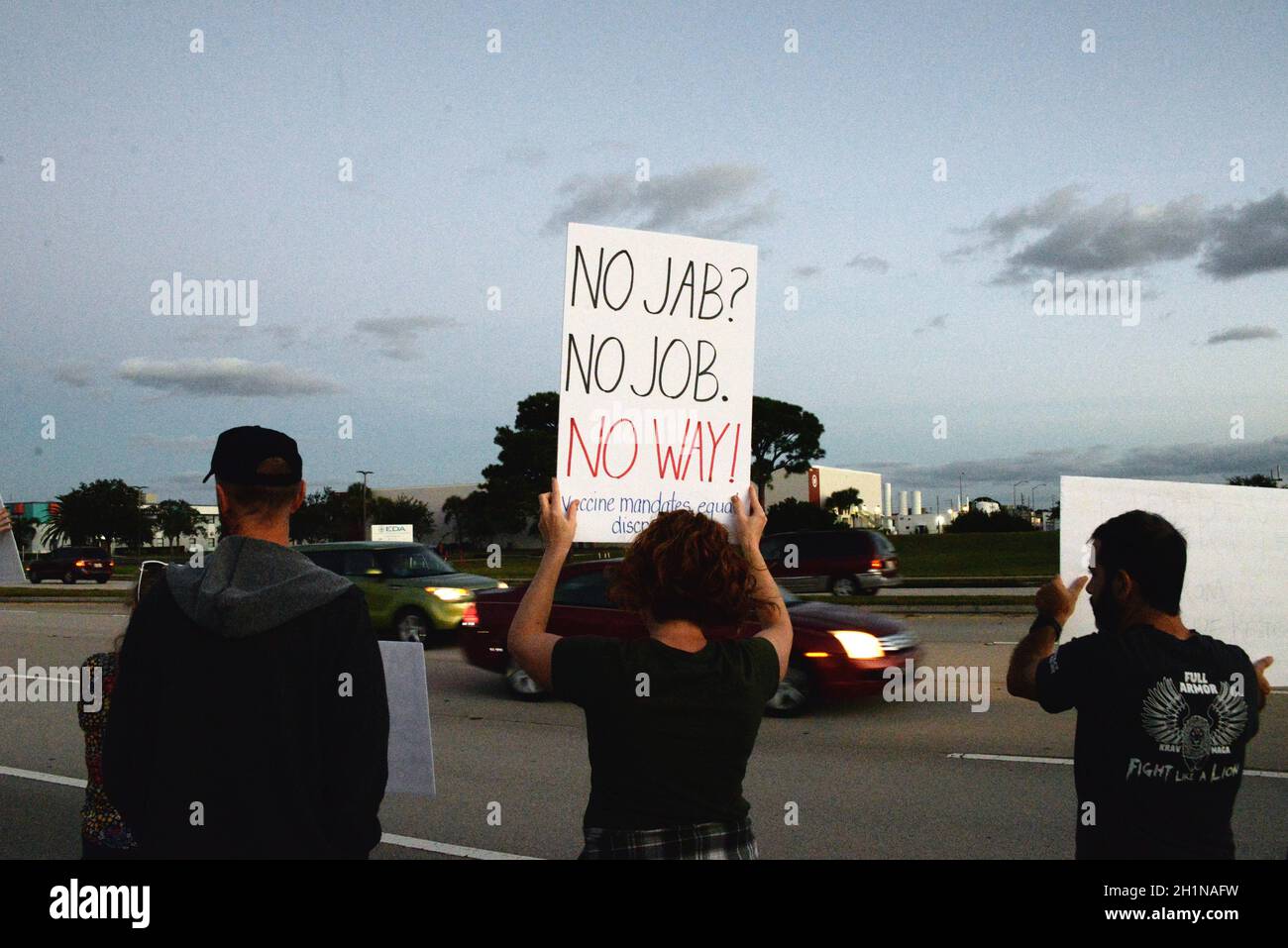 Palm Bay, Comté de Brevard, Floride, États-Unis le 18 octobre 2021 des travailleurs de l’aérospatiale « liberté de choix » ont manifesté avant de prendre le soleil ce matin à l’extérieur du campus L3Harris, sur Palm Bay Road.200 /- les gens ont montré ce qui sera un événement de plusieurs jours/semaine qui sera finalement déplacé vers d'autres entreprises aérospatiales dans la région.Le maire de Palm Bay, Rob Medina, et la Chambre des représentants de Floride, Randy Fine, se sont adressés à la foule.Crédit photo : Julian Leek/Alay Live News Banque D'Images