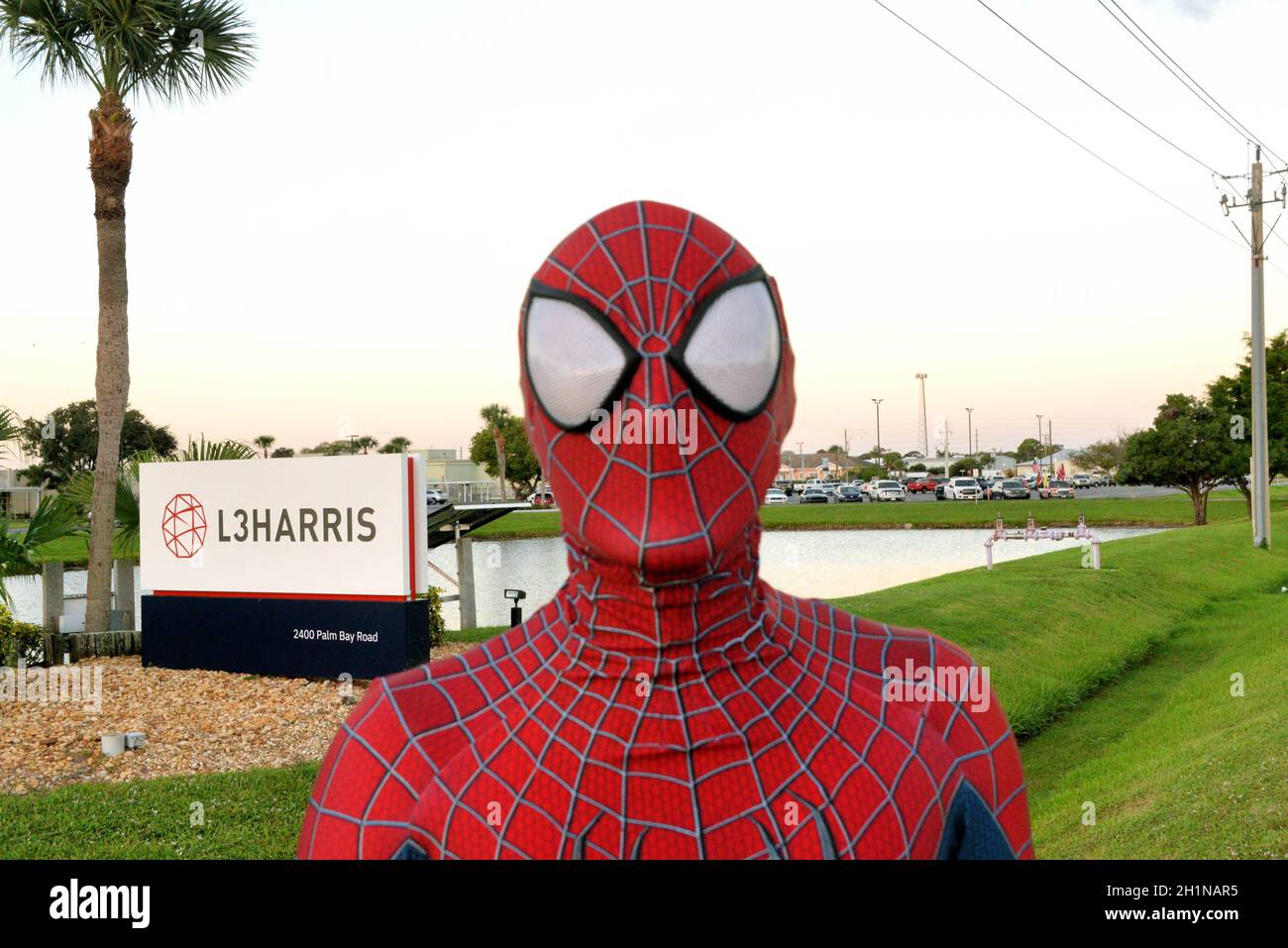 Palm Bay, Comté de Brevard, Floride, États-Unis le 18 octobre 2021 des travailleurs de l’aérospatiale « liberté de choix » ont manifesté avant de prendre le soleil ce matin à l’extérieur du campus L3Harris, sur Palm Bay Road.200 /- les gens ont montré ce qui sera un événement de plusieurs jours/semaine qui sera finalement déplacé vers d'autres entreprises aérospatiales dans la région.Le maire de Palm Bay, Rob Medina, et la Chambre des représentants de Floride, Randy Fine, se sont adressés à la foule.Crédit photo : Julian Leek/Alay Live News Banque D'Images