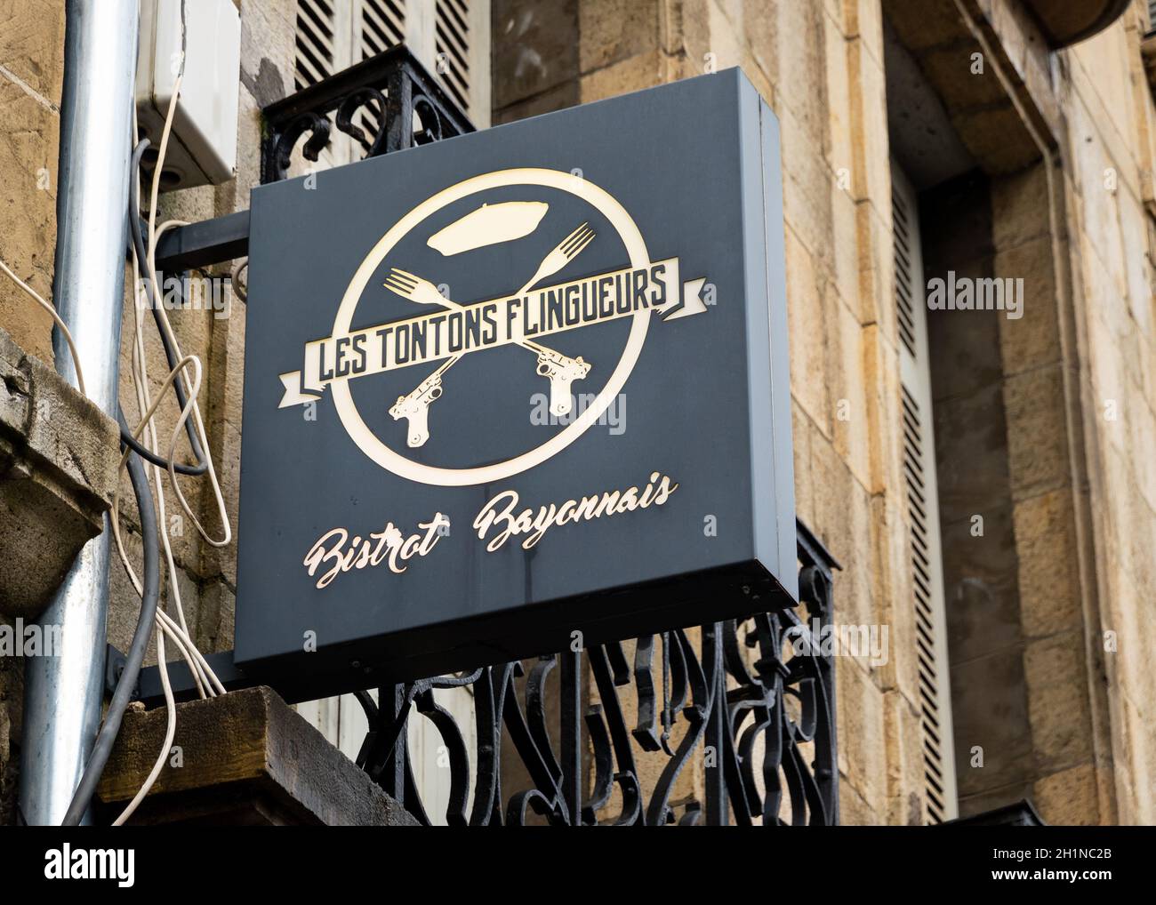 BAYONNE, FRANCE - VERS DÉCEMBRE 2020 : panneau du restaurant les Tontons Flingueurs.Le nom provient d'un film du même nom. Banque D'Images