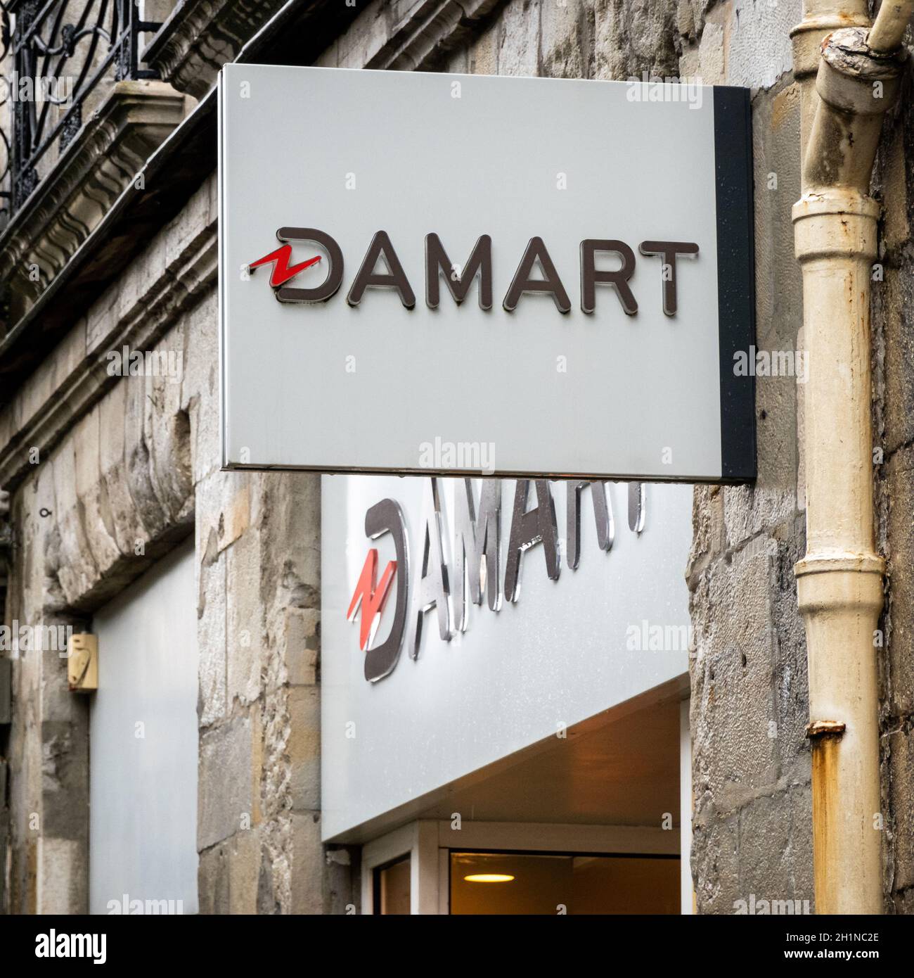 BAYONNE, FRANCE - VERS DÉCEMBRE 2020 : panneau Damart à l'entrée du magasin dans le centre-ville. Banque D'Images