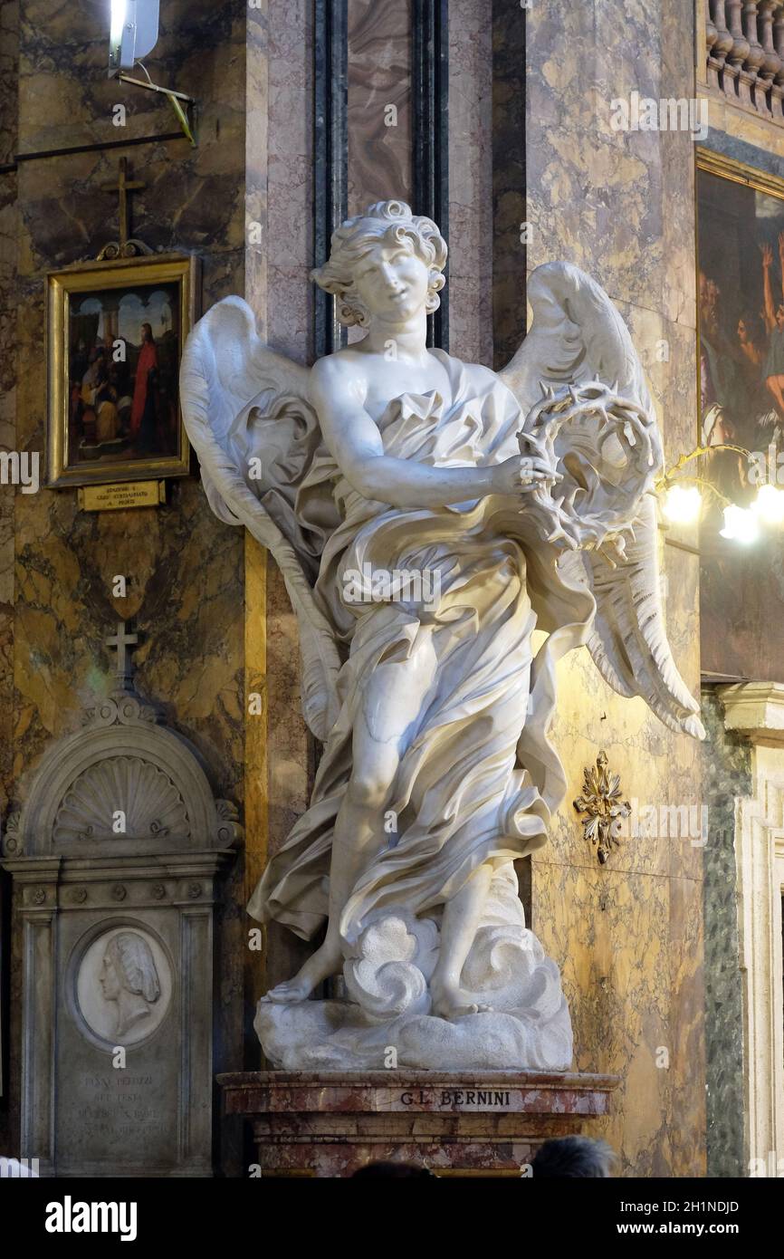 Statue de l'Ange avec le défilement par Bernini dans la Basilique di Sant Andrea delle Fratte, Rome, Italie Banque D'Images