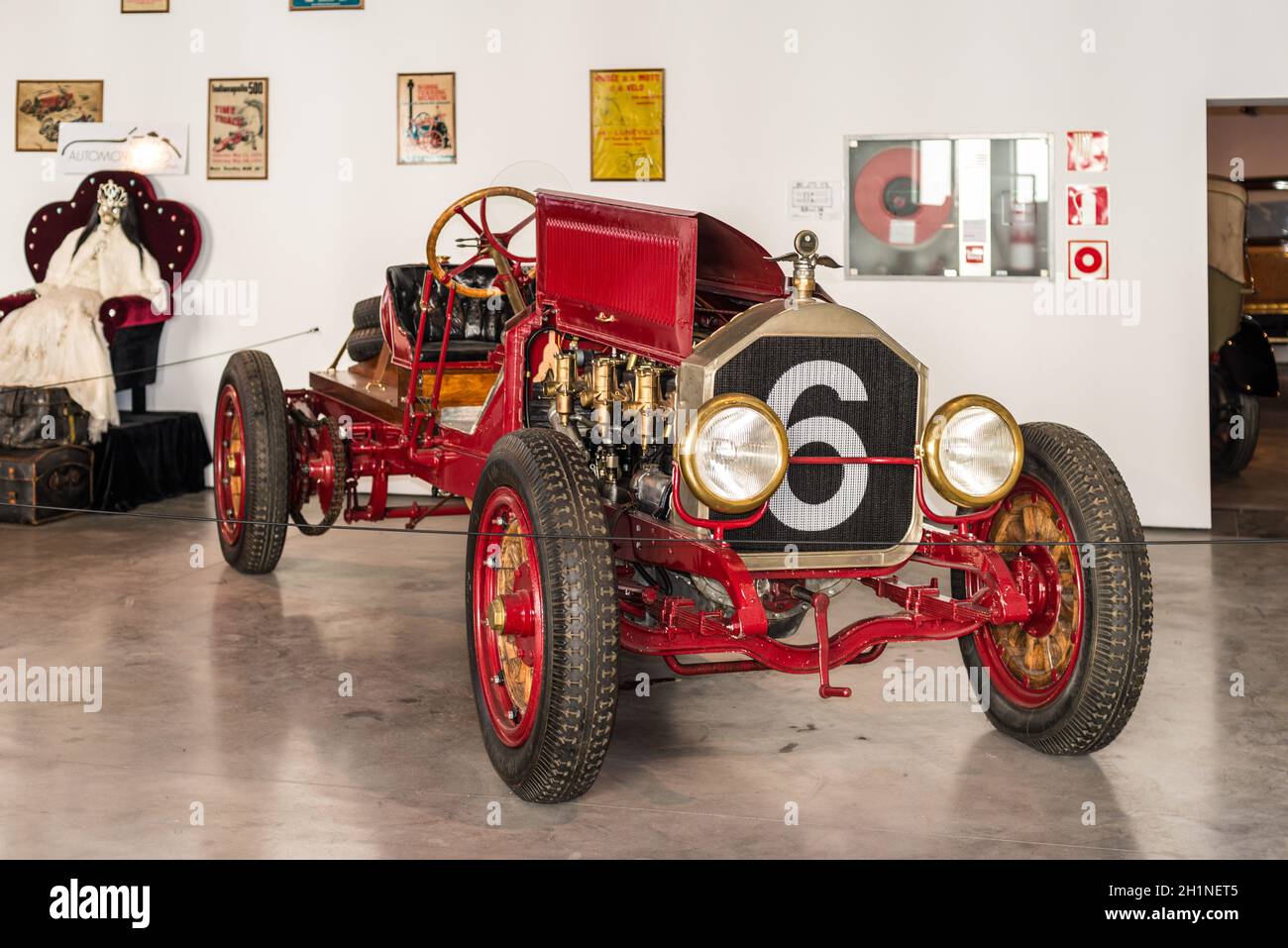 Malaga, Espagne - décembre 7, 2016 : un numéro 6 est peint sur le radiateur de voiture antique affiché à Malaga, Musée de l'automobile. Banque D'Images