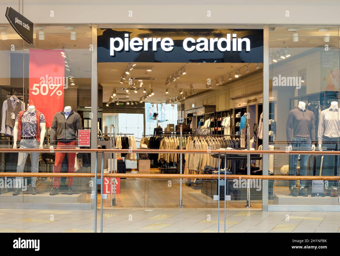 Entr e de la boutique de mode de luxe Pierre Cardin avec enseignes