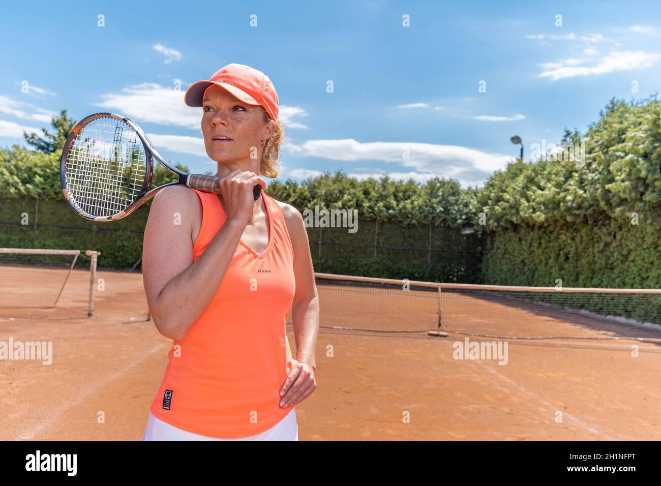 jeune joueur de tennis attrayant sur le court. Banque D'Images